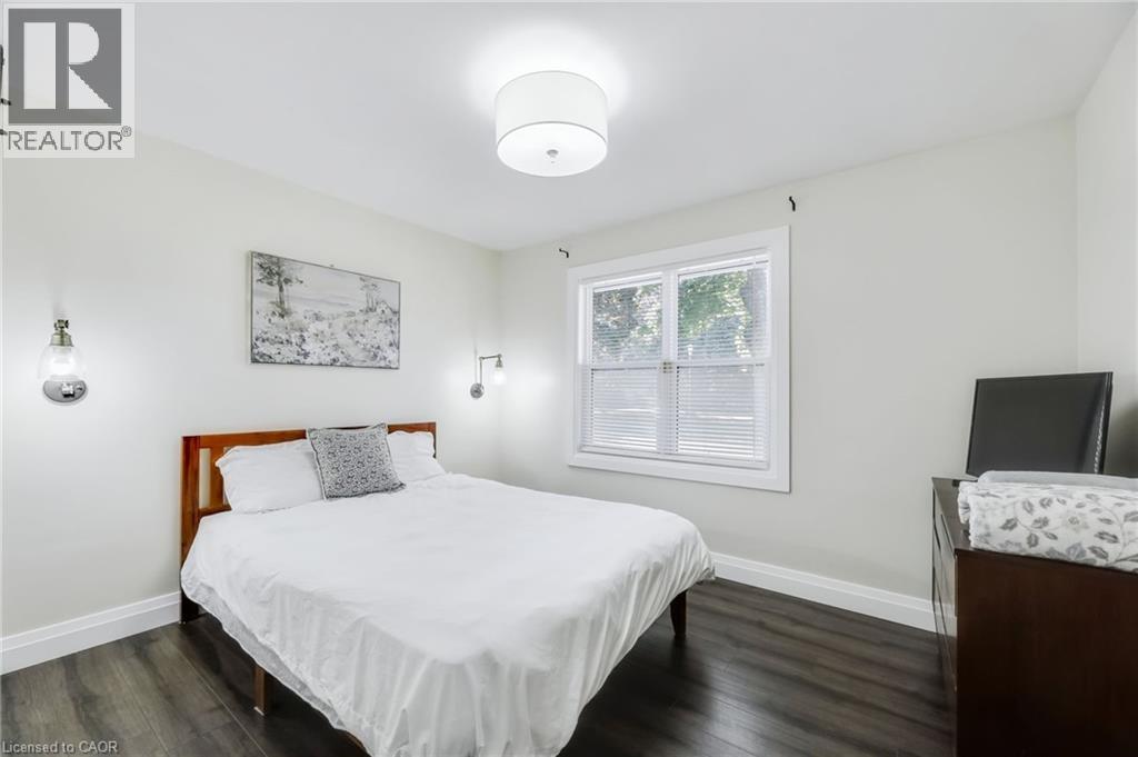 Bedroom featuring wood-finish flooring, white baseboards, and light-toned walls - 18 Tweedsmuir Avenue, London, ON - Indoor Photo Showing Bedroom