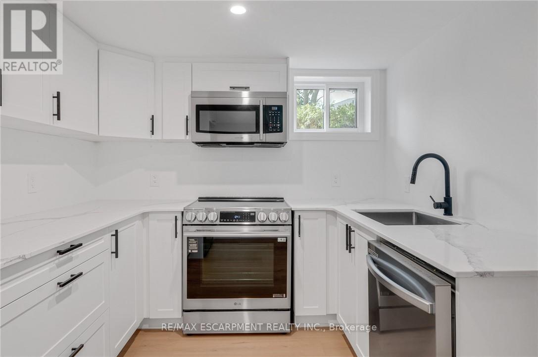1339 Augustine Drive, Burlington, ON - Indoor Photo Showing Kitchen