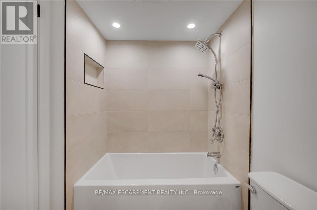 1339 Augustine Drive, Burlington, ON - Indoor Photo Showing Bathroom