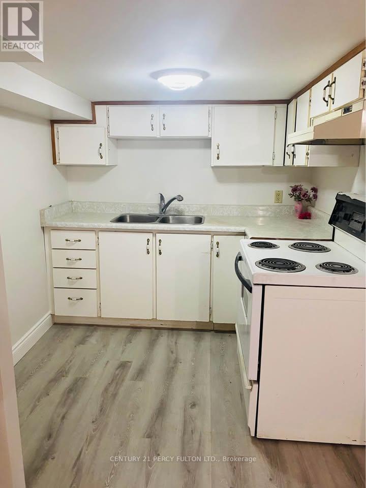 2801 Gulfstream Way, Mississauga, ON - Indoor Photo Showing Kitchen With Double Sink