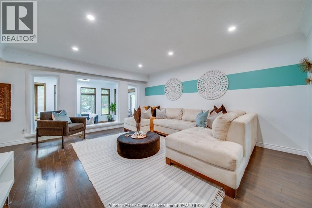 145 Centennial Drive, Tecumseh, ON - Indoor Photo Showing Living Room