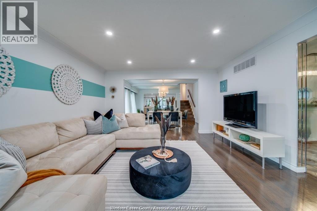 145 Centennial Drive, Tecumseh, ON - Indoor Photo Showing Living Room