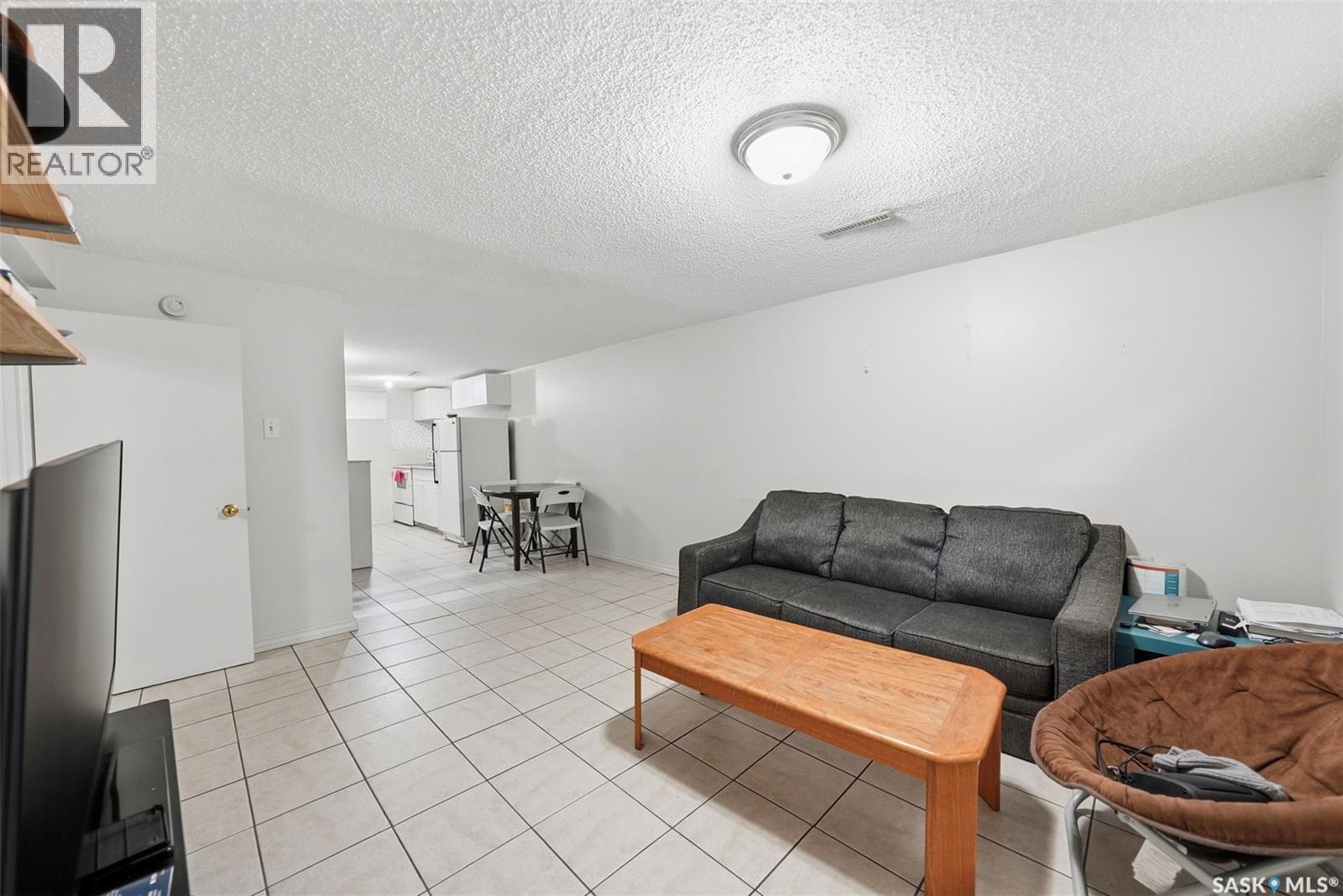 107 Evans Street, Saskatoon, SK - Indoor Photo Showing Living Room