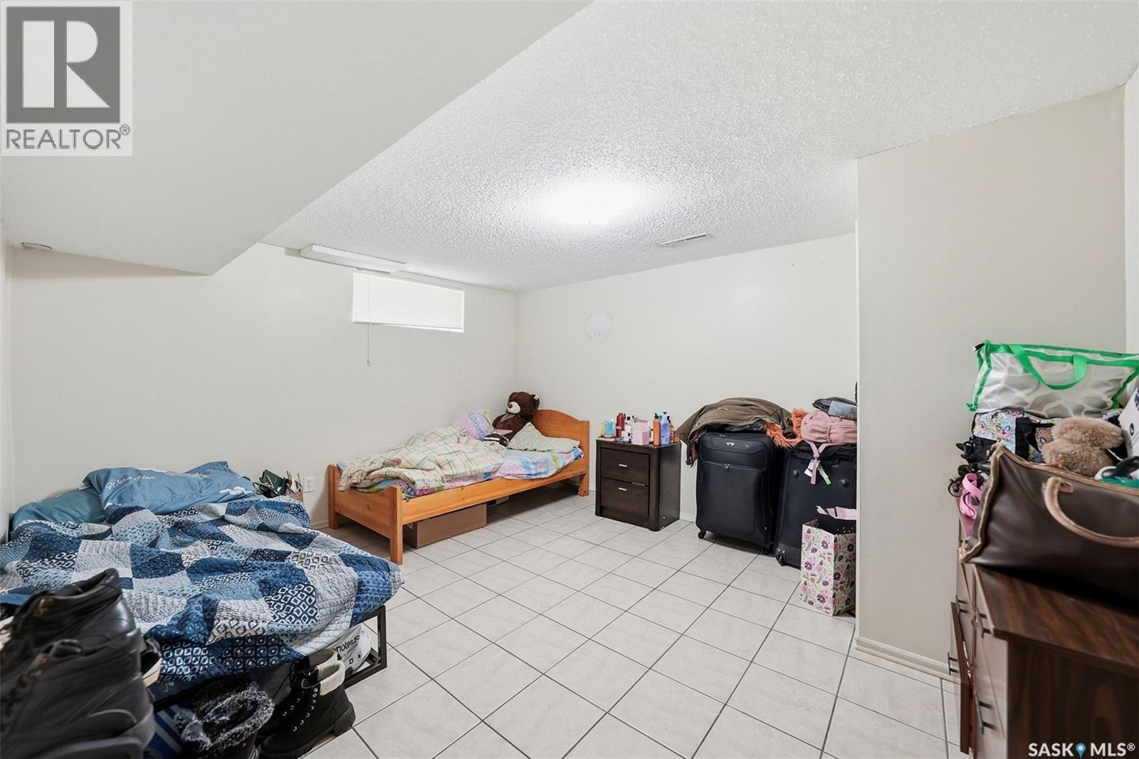 107 Evans Street, Saskatoon, SK - Indoor Photo Showing Bedroom