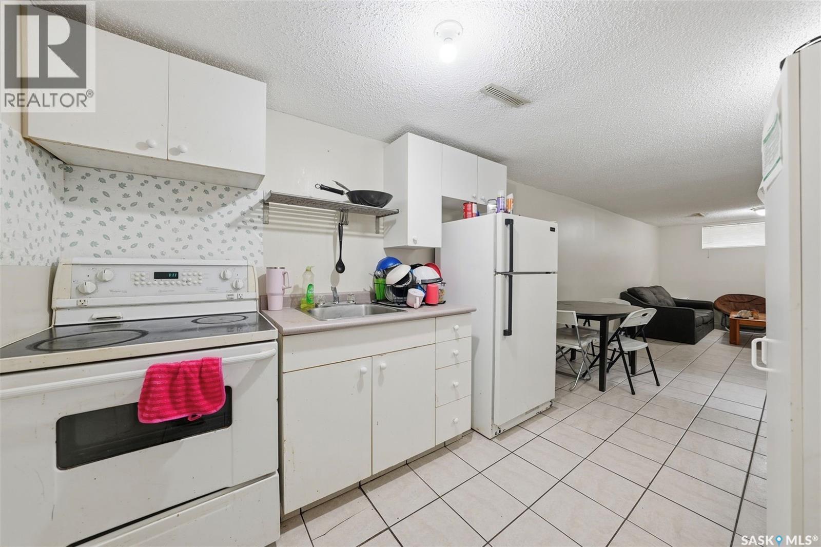 107 Evans Street, Saskatoon, SK - Indoor Photo Showing Kitchen