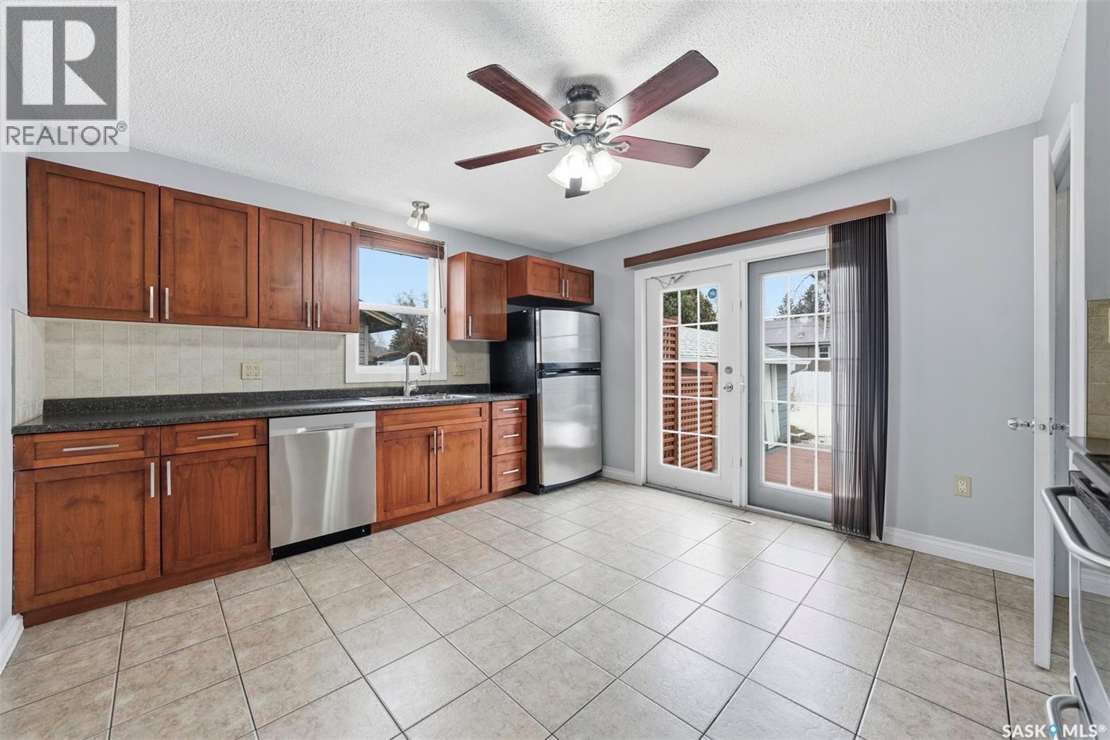 107 Evans Street, Saskatoon, SK - Indoor Photo Showing Kitchen