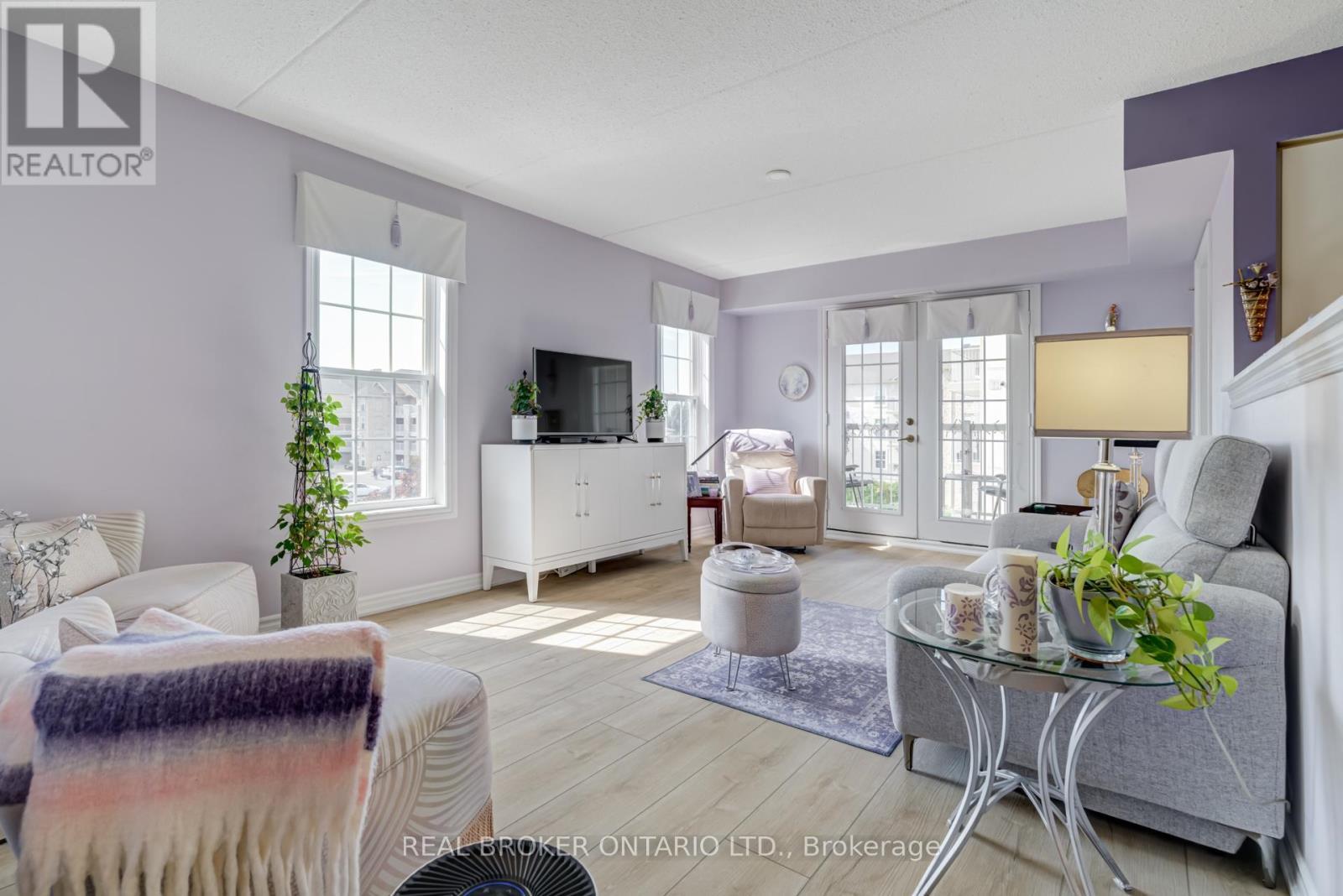 313 - 1460 Bishops Gate, Oakville, ON - Indoor Photo Showing Living Room