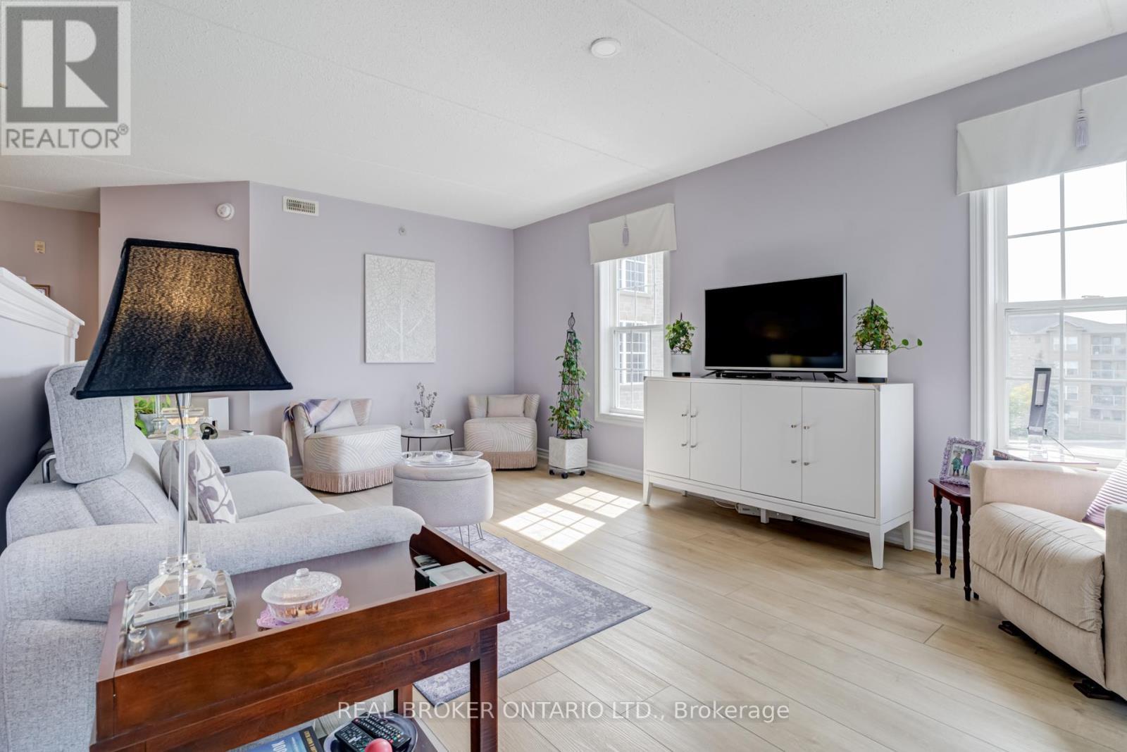 313 - 1460 Bishops Gate, Oakville, ON - Indoor Photo Showing Living Room