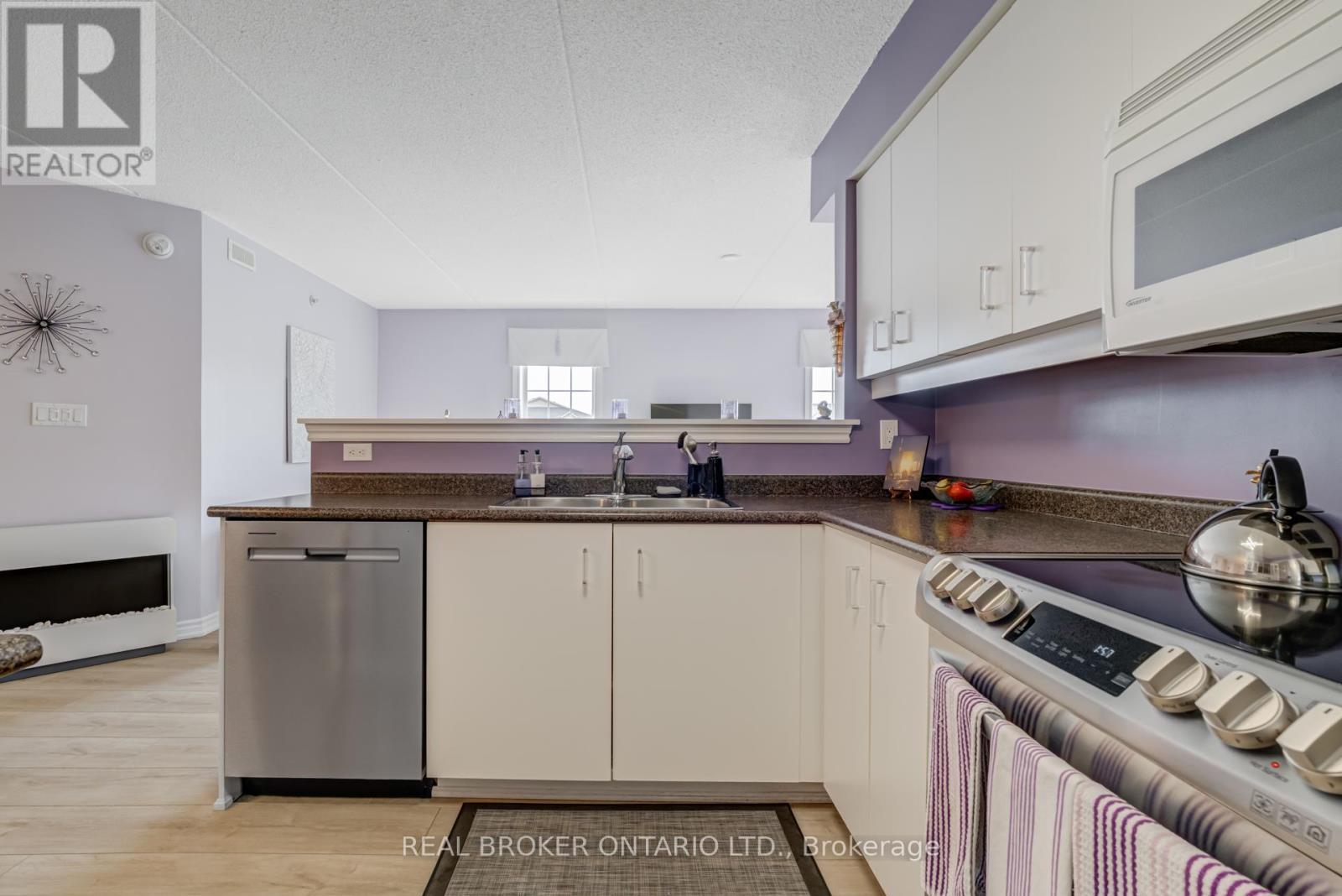 313 - 1460 Bishops Gate, Oakville, ON - Indoor Photo Showing Kitchen