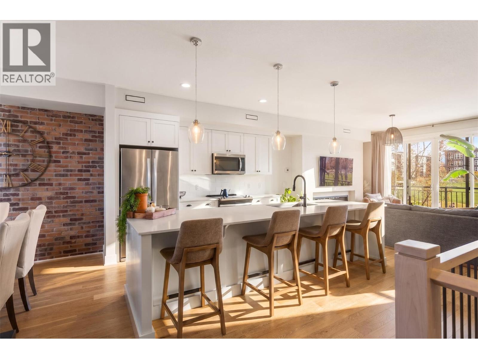 555 Buckland Avenue Unit# 106, Kelowna, BC - Indoor Photo Showing Kitchen With Upgraded Kitchen