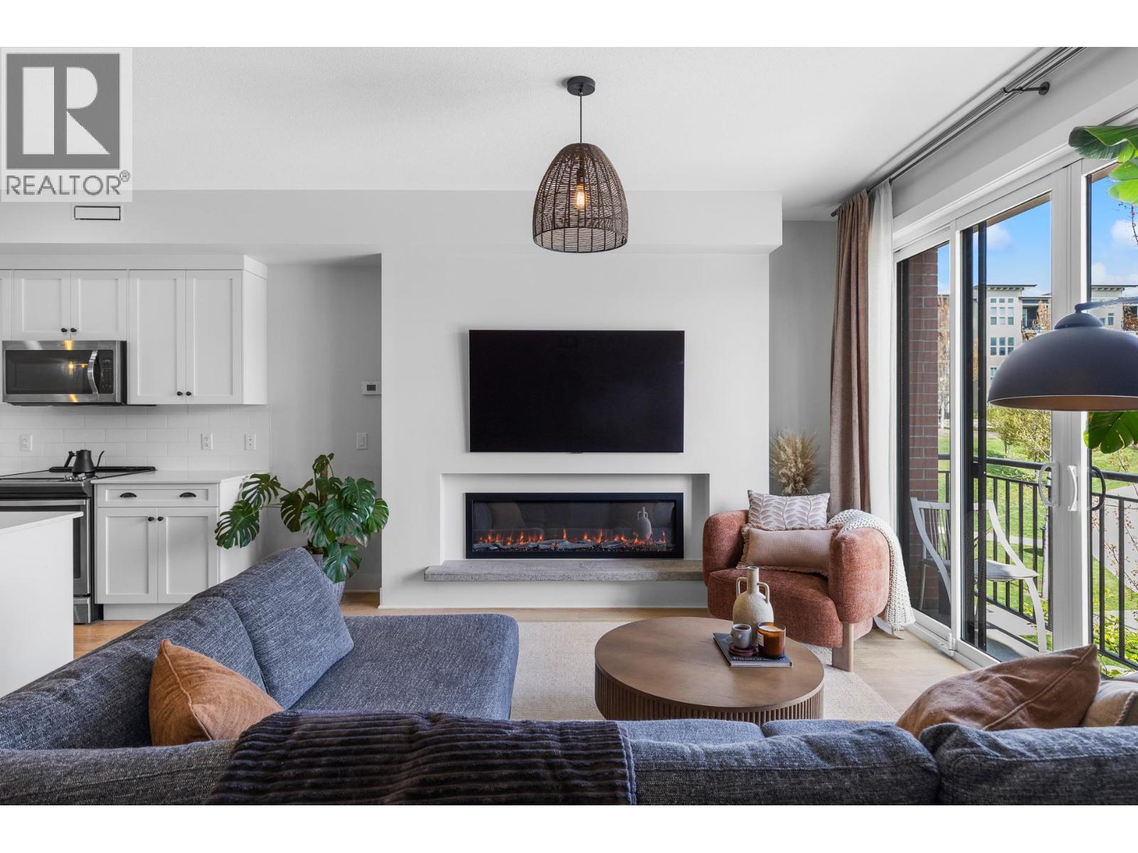 555 Buckland Avenue Unit# 106, Kelowna, BC - Indoor Photo Showing Living Room With Fireplace