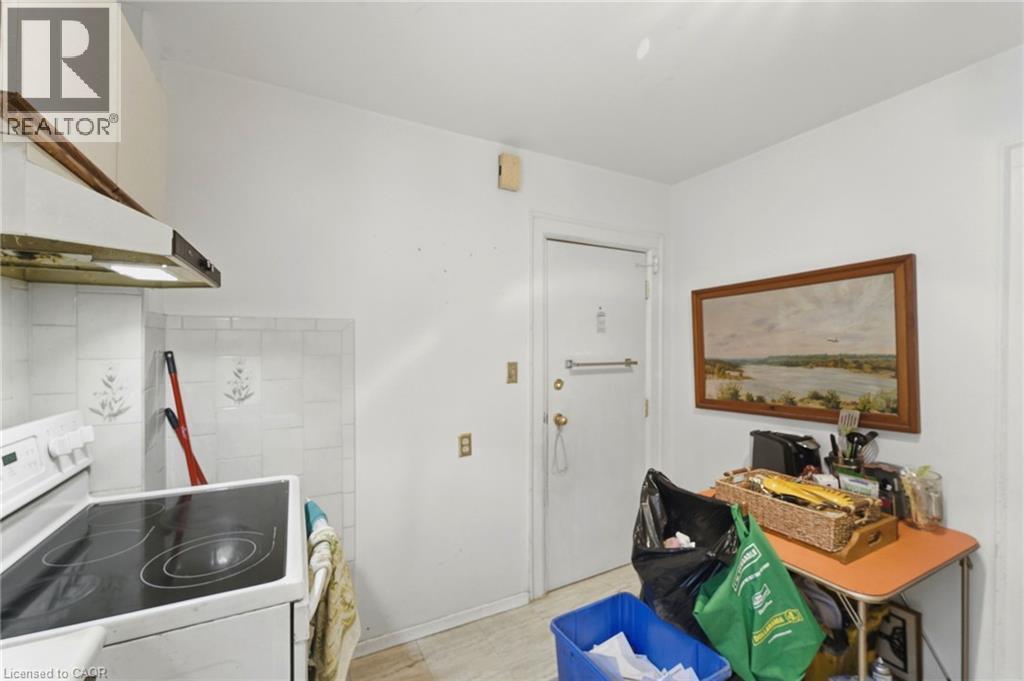 Separate Side Door Entrance From The Kitchen - 509 Aberdeen Avenue, Hamilton, ON - Indoor Photo Showing Laundry Room
