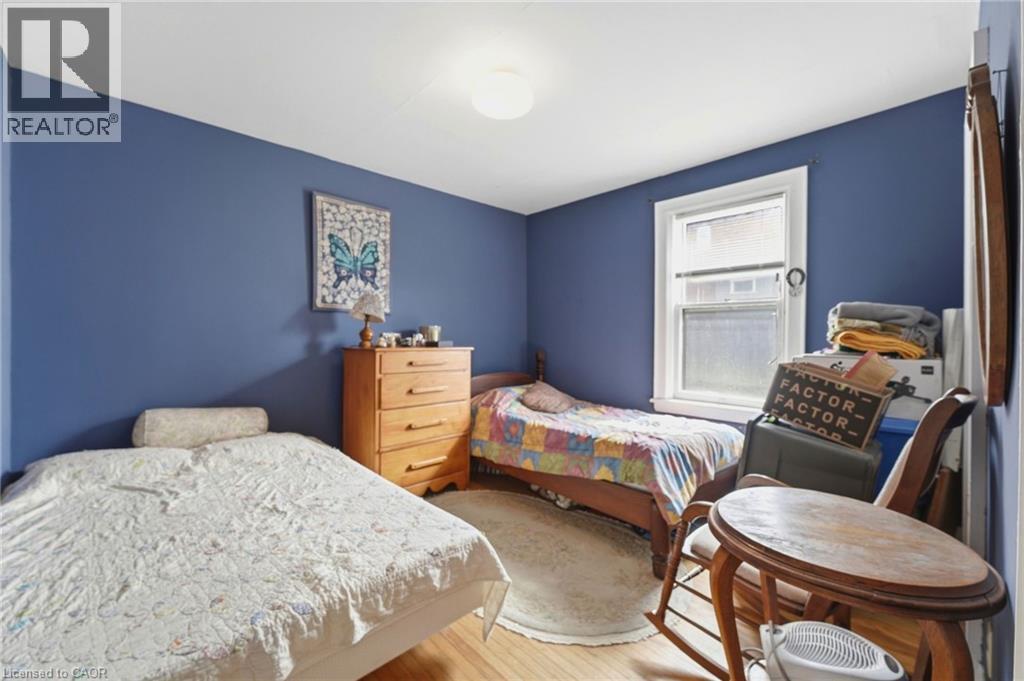 Bedroom featuring wood-finish flooring, a single window, and a ceiling-mounted light fixture - 509 Aberdeen Avenue, Hamilton, ON - Indoor Photo Showing Bedroom