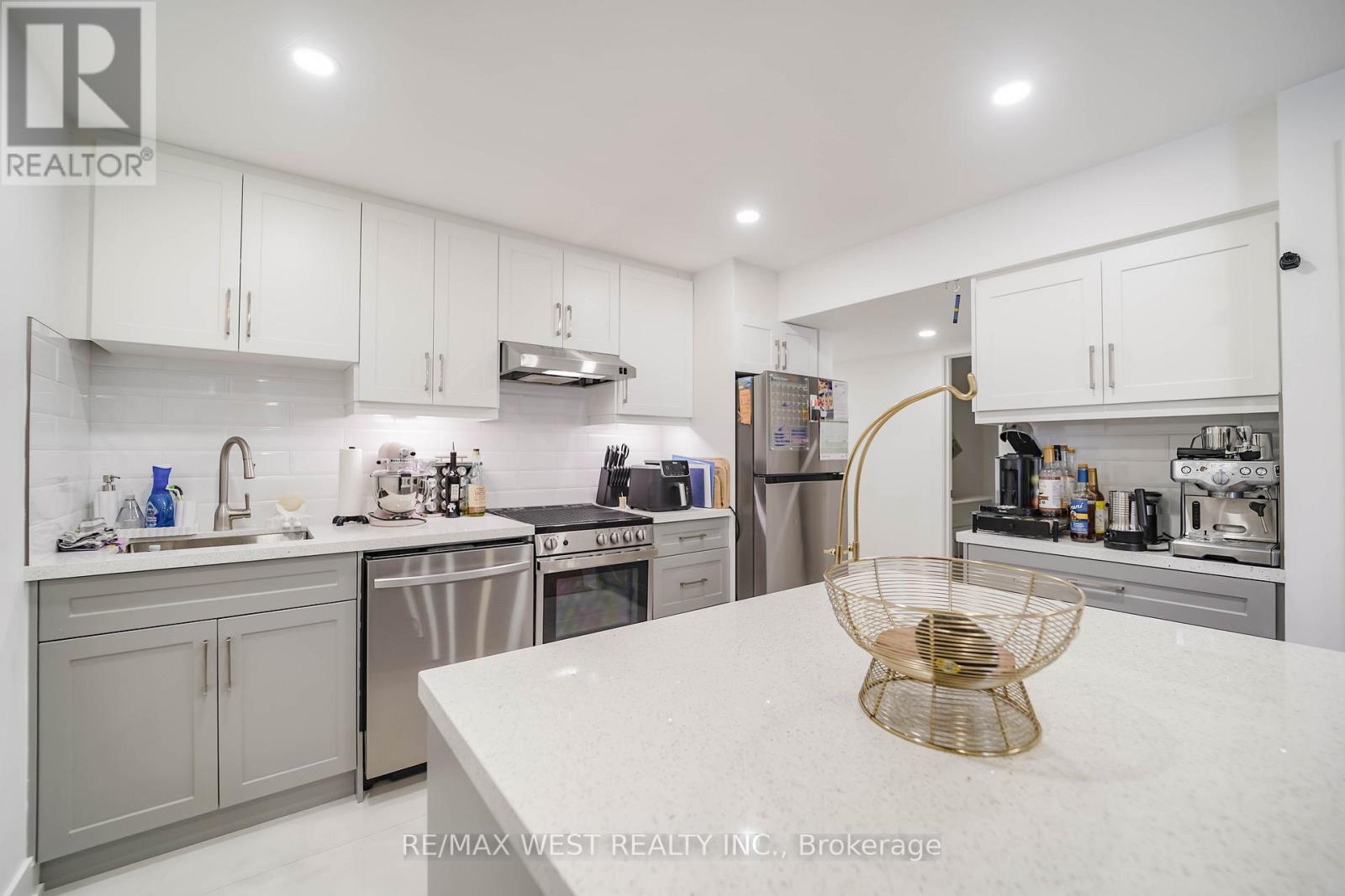 4296 Claypine Rise, Mississauga, ON - Indoor Photo Showing Kitchen With Upgraded Kitchen
