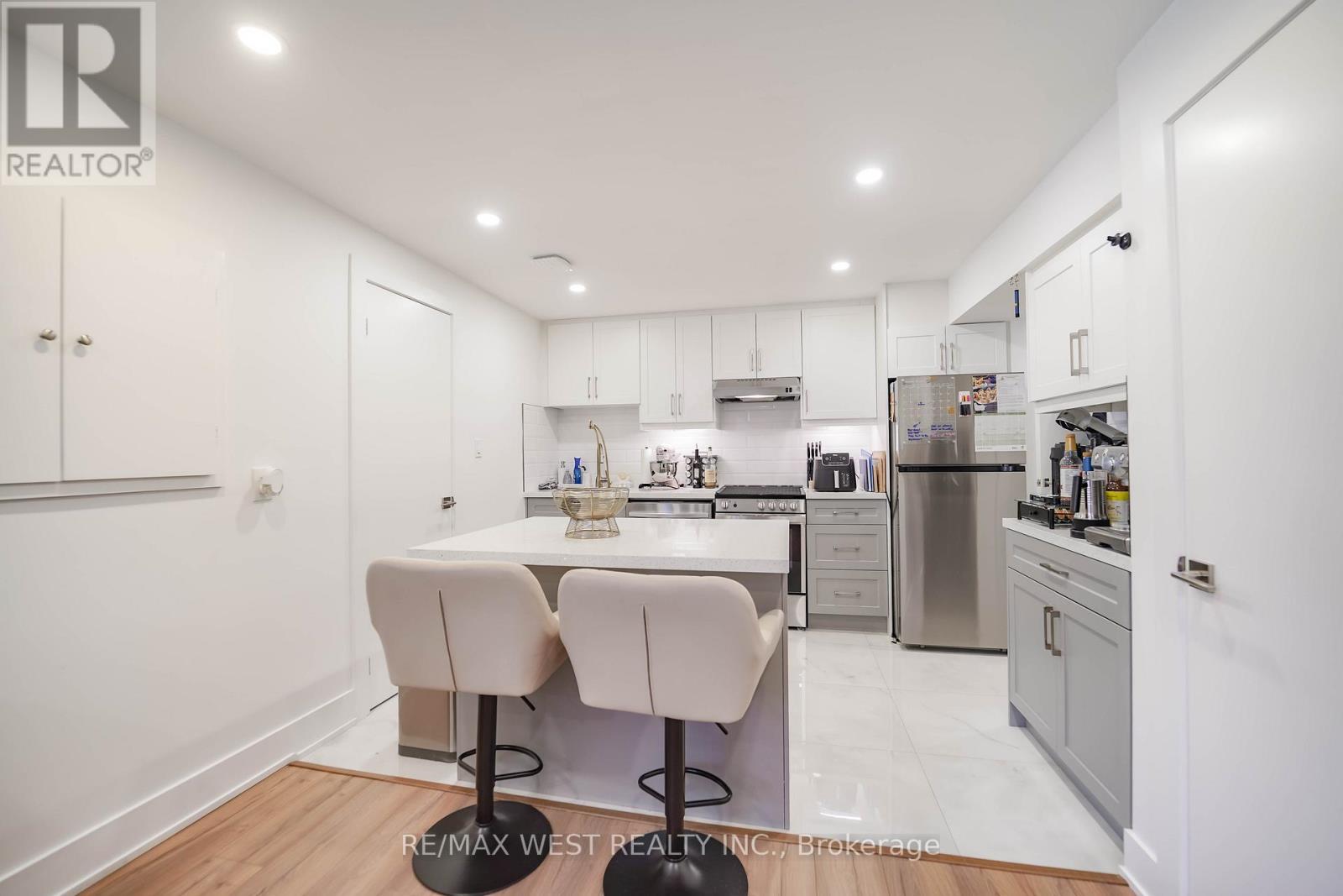4296 Claypine Rise, Mississauga, ON - Indoor Photo Showing Kitchen