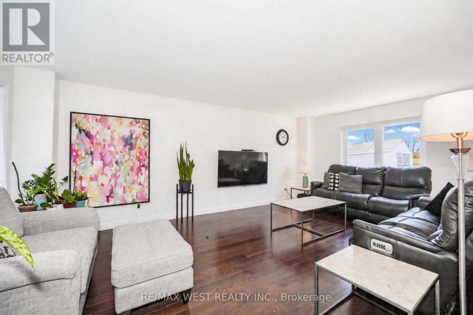 4296 Claypine Rise, Mississauga, ON - Indoor Photo Showing Living Room