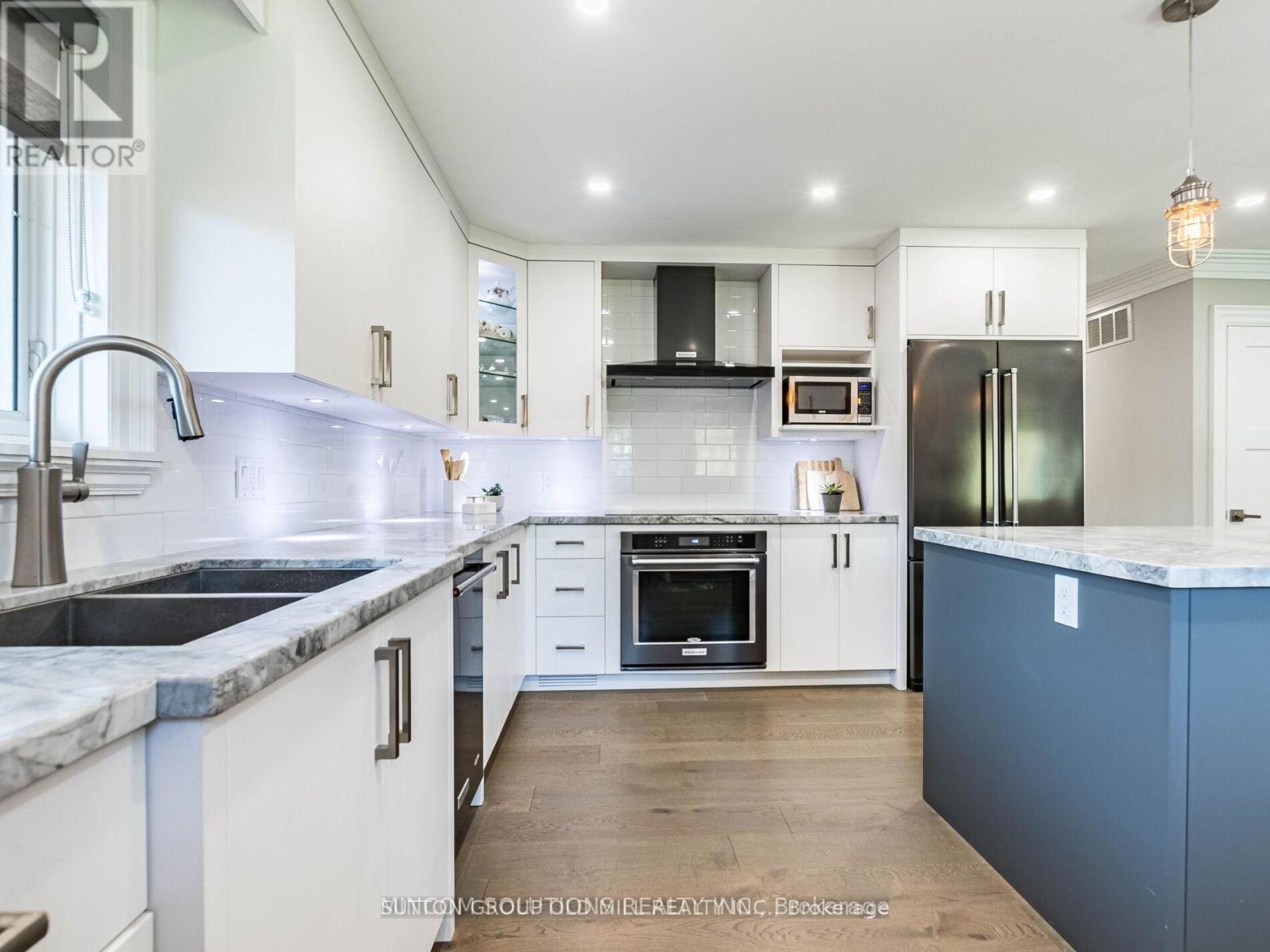 37 Suburban Drive, Mississauga, ON - Indoor Photo Showing Kitchen With Stainless Steel Kitchen With Double Sink With Upgraded Kitchen