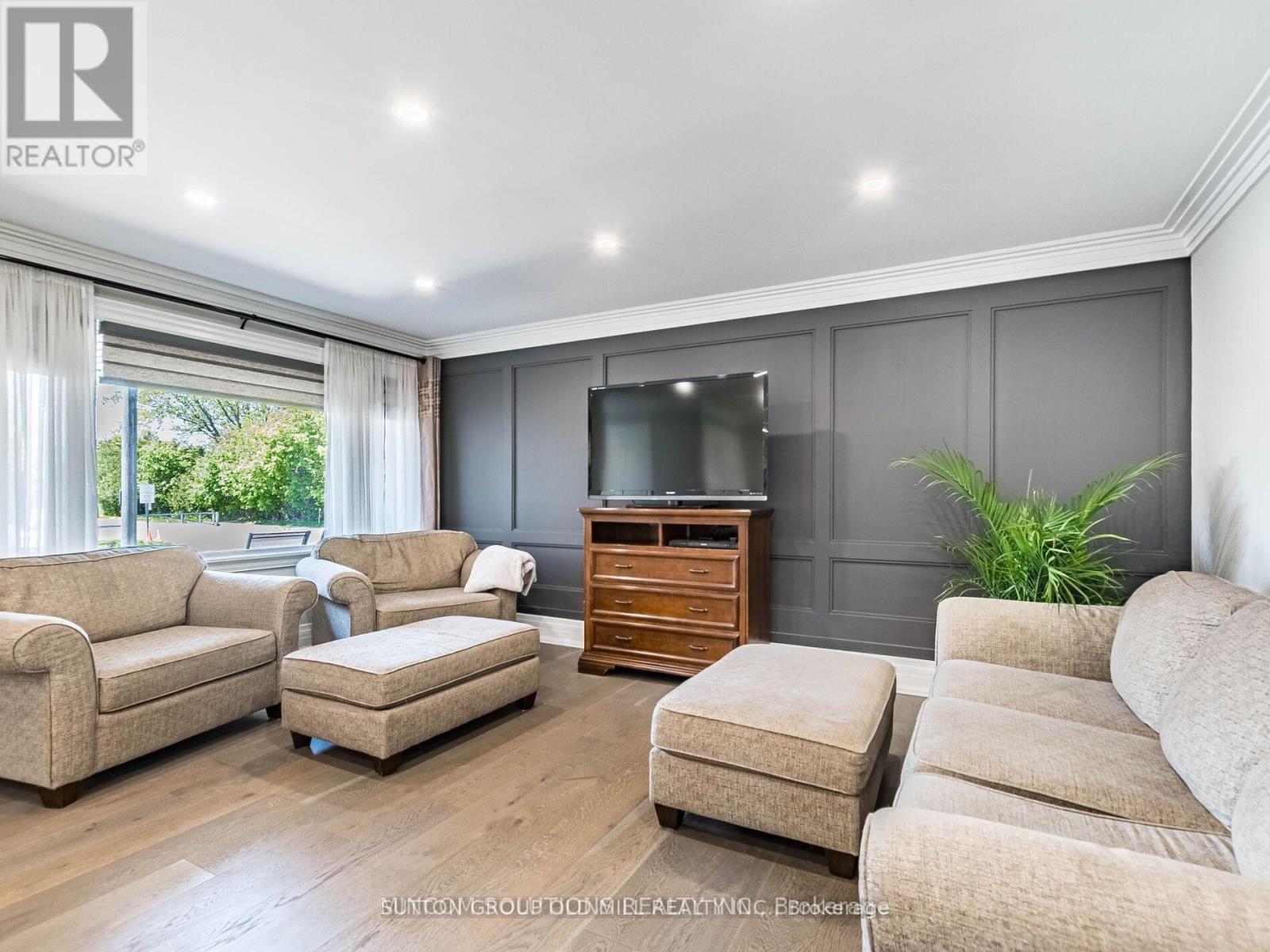 37 Suburban Drive, Mississauga, ON - Indoor Photo Showing Living Room