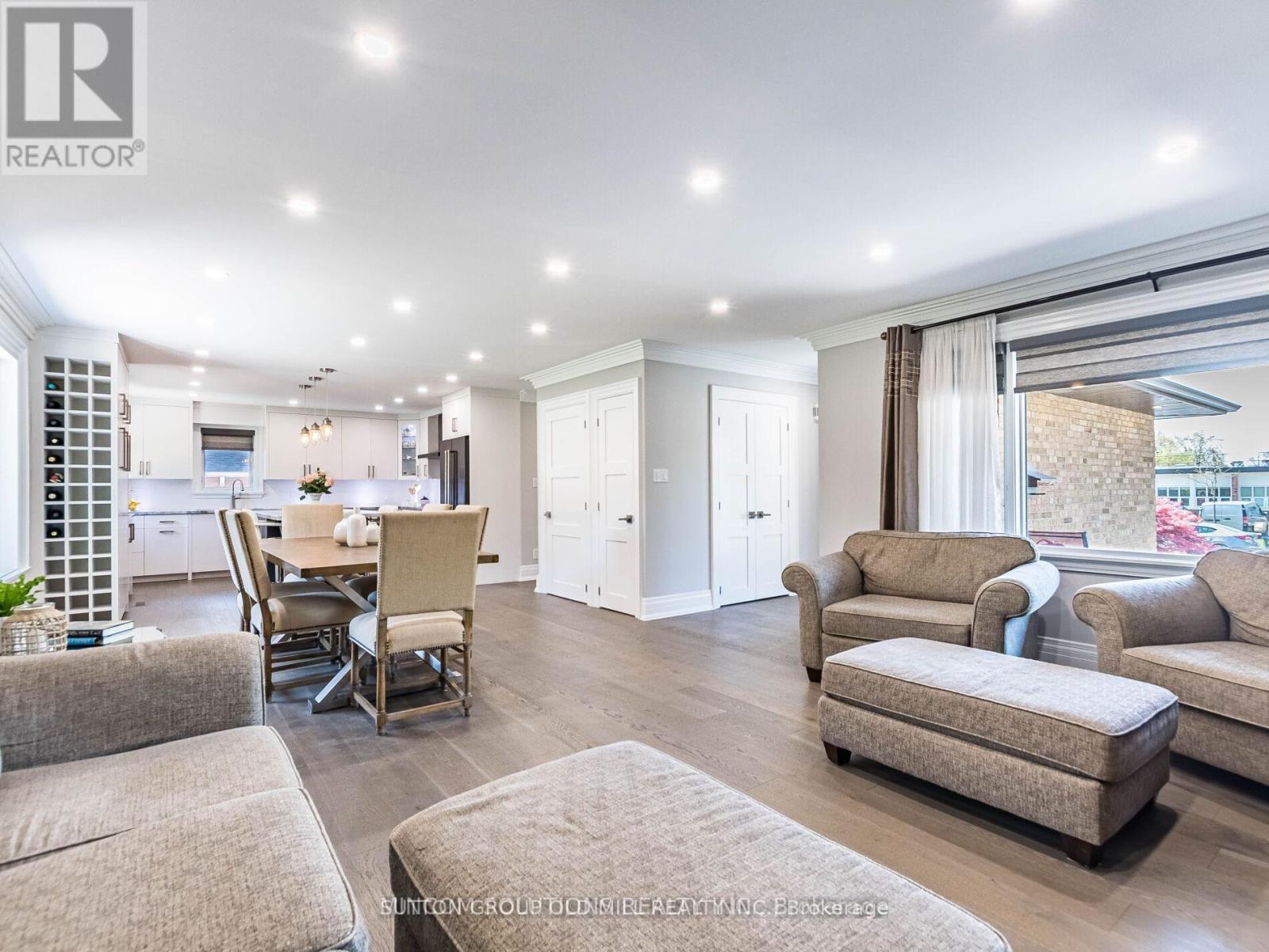 37 Suburban Drive, Mississauga, ON - Indoor Photo Showing Living Room