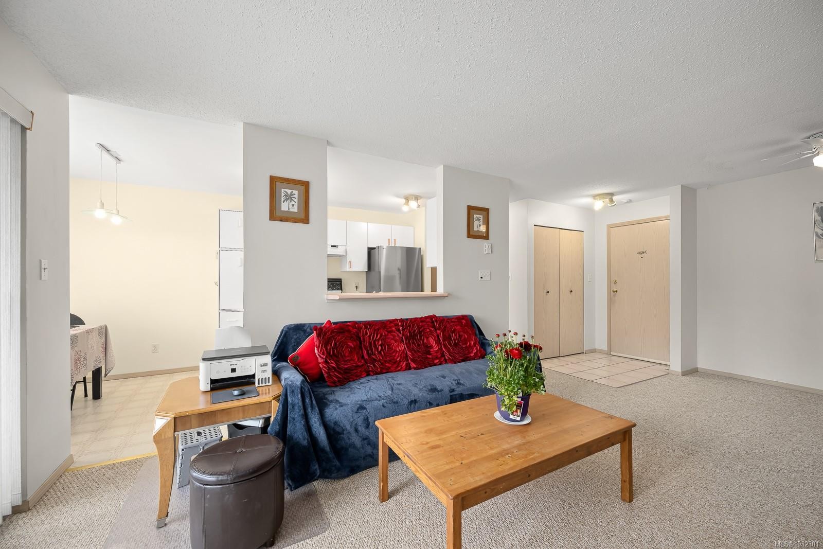 208A-698 Aspen Rd, Comox, BC - Indoor Photo Showing Living Room