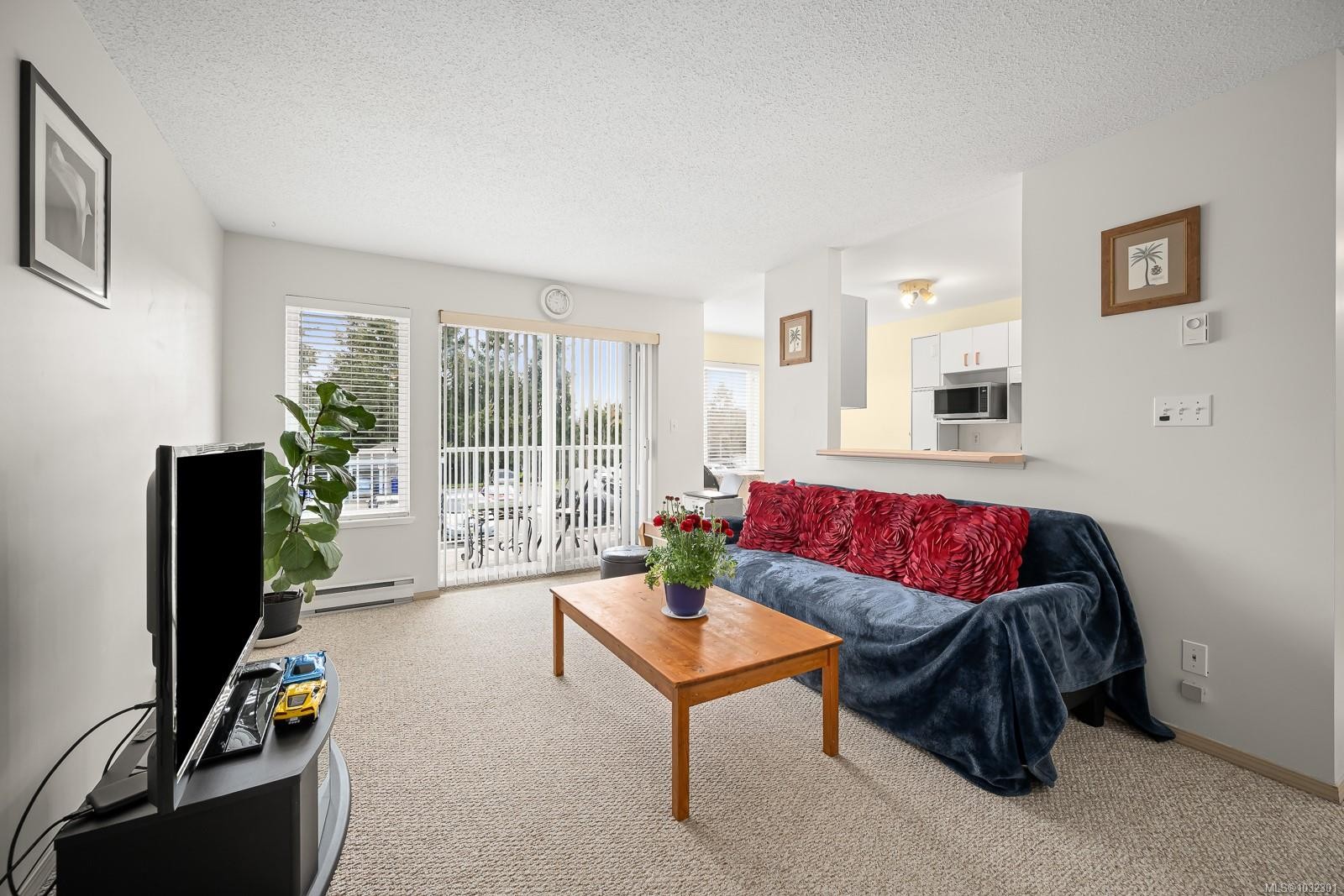 208A-698 Aspen Rd, Comox, BC - Indoor Photo Showing Living Room