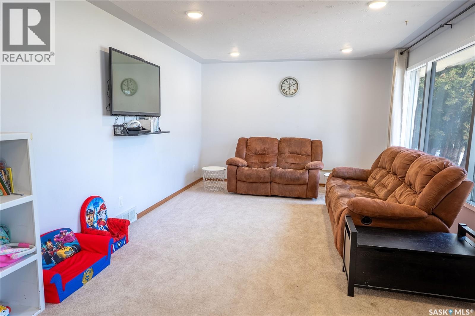 104 2Nd Avenue, Rosthern, SK - Indoor