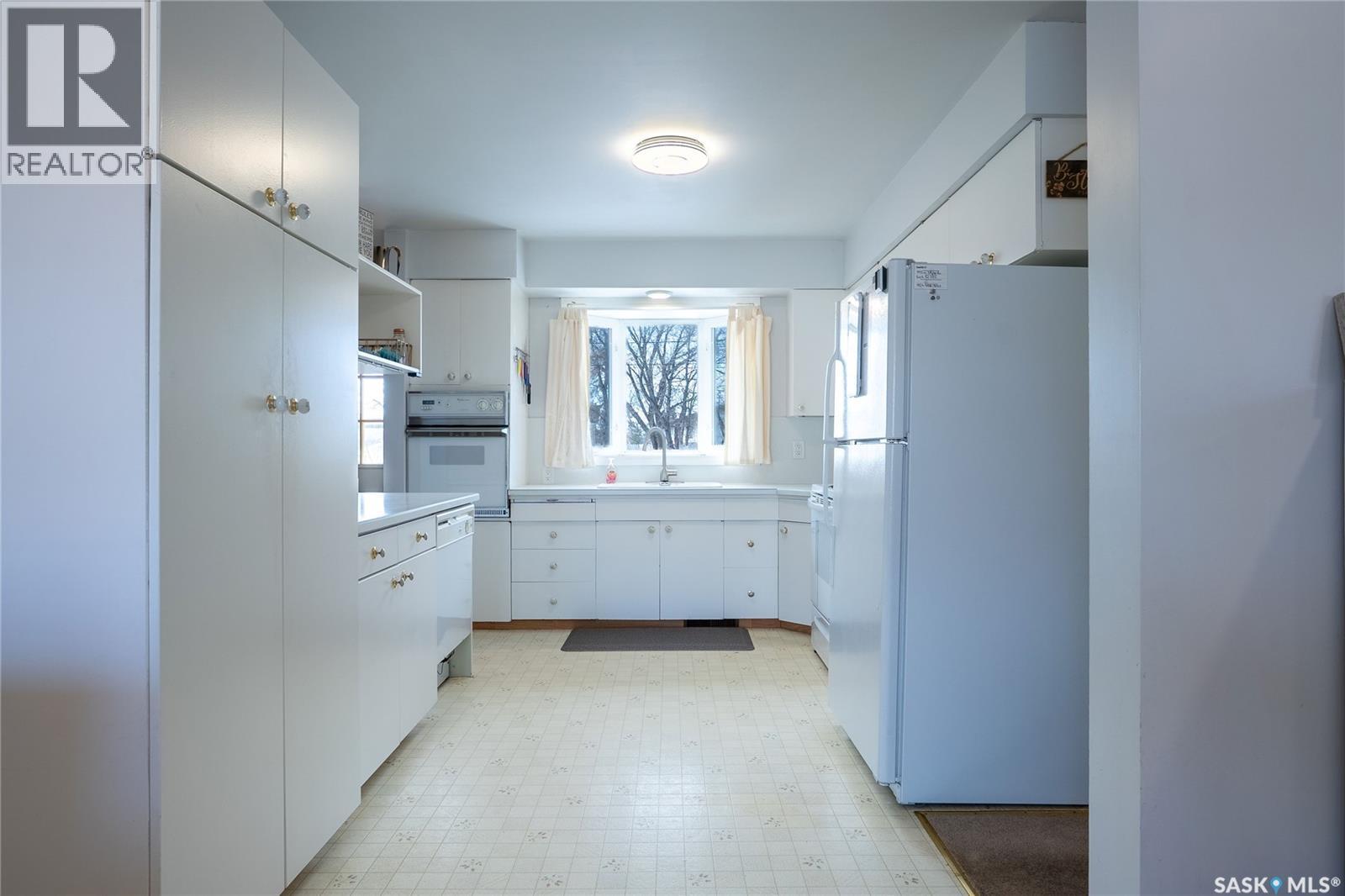 104 2Nd Avenue, Rosthern, SK - Indoor