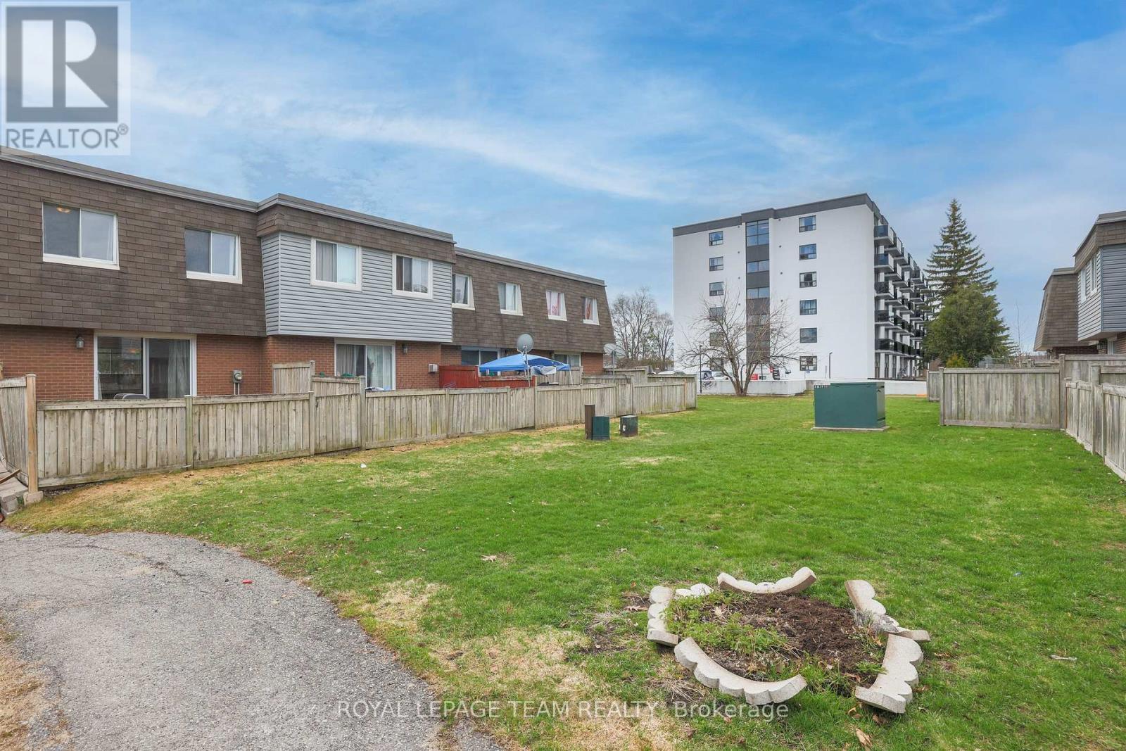 2942 Fairlea Crescent, Ottawa, ON - Outdoor