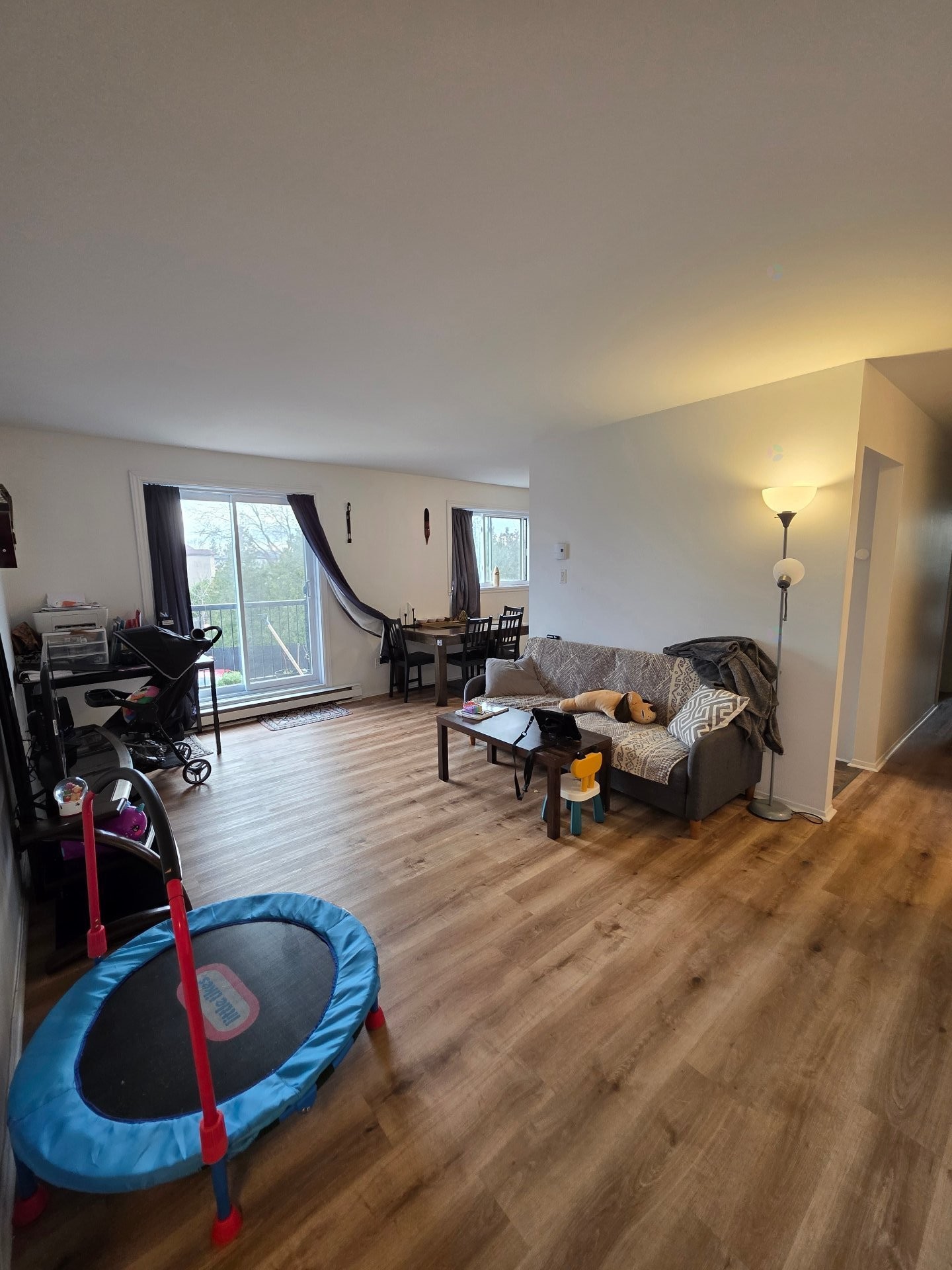 Salon - 8-2265 Av. Auguste, Brossard, QC - Indoor Photo Showing Living Room