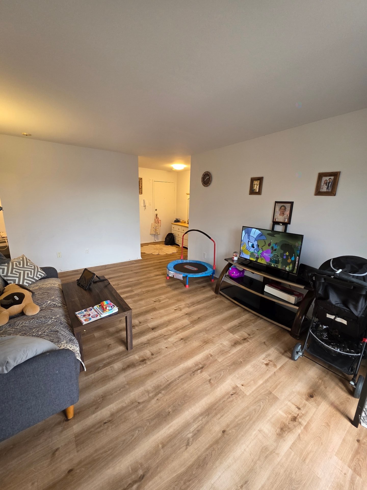 Salon - 8-2265 Av. Auguste, Brossard, QC - Indoor