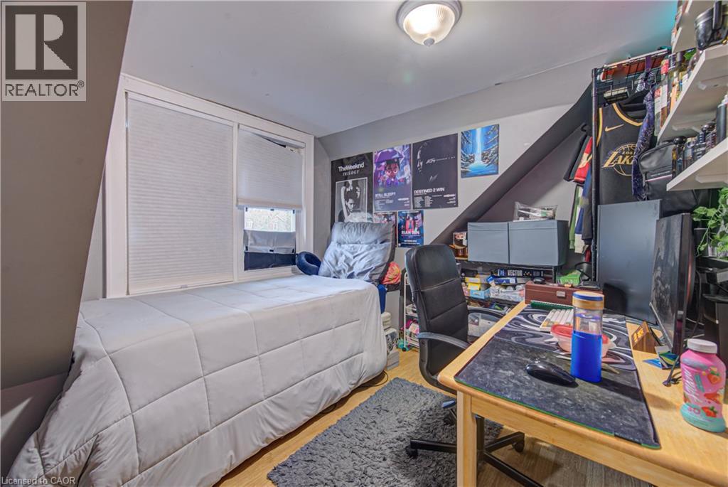 18 Norfolk Street N, Hamilton, ON - Indoor Photo Showing Bedroom