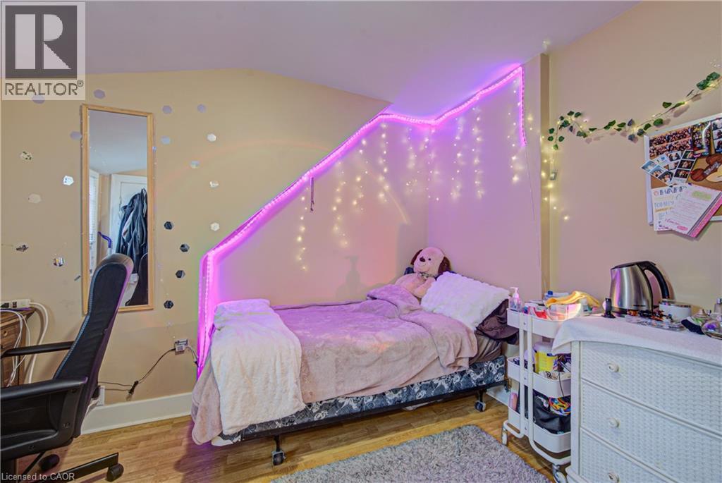 18 Norfolk Street N, Hamilton, ON - Indoor Photo Showing Bedroom