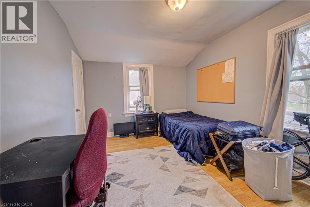 18 Norfolk Street N, Hamilton, ON - Indoor Photo Showing Bedroom