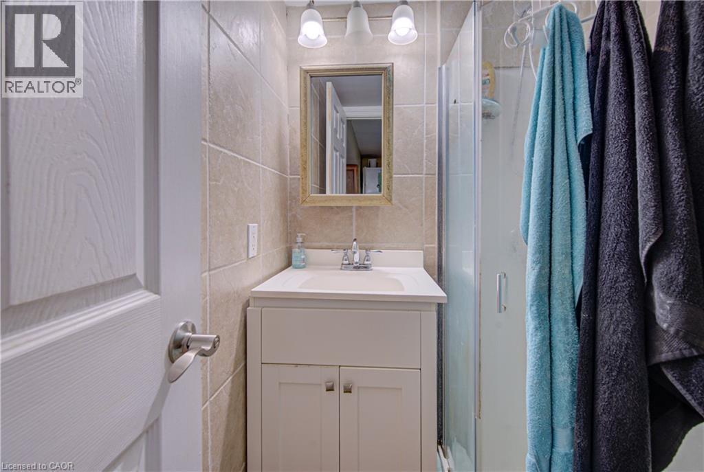 18 Norfolk Street N, Hamilton, ON - Indoor Photo Showing Bathroom