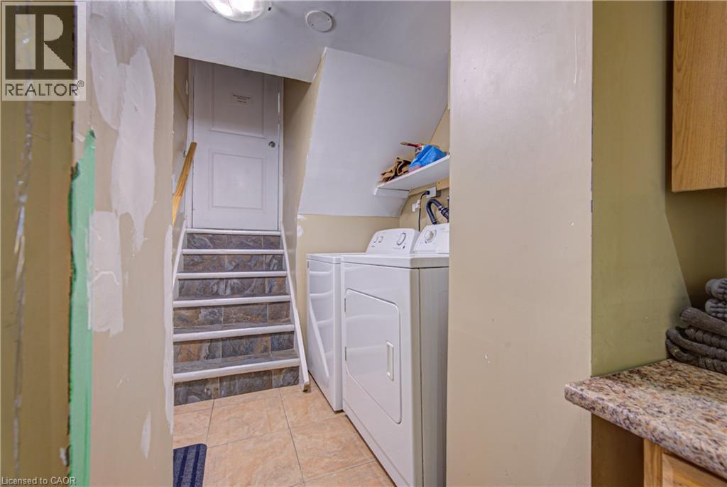 18 Norfolk Street N, Hamilton, ON - Indoor Photo Showing Laundry Room