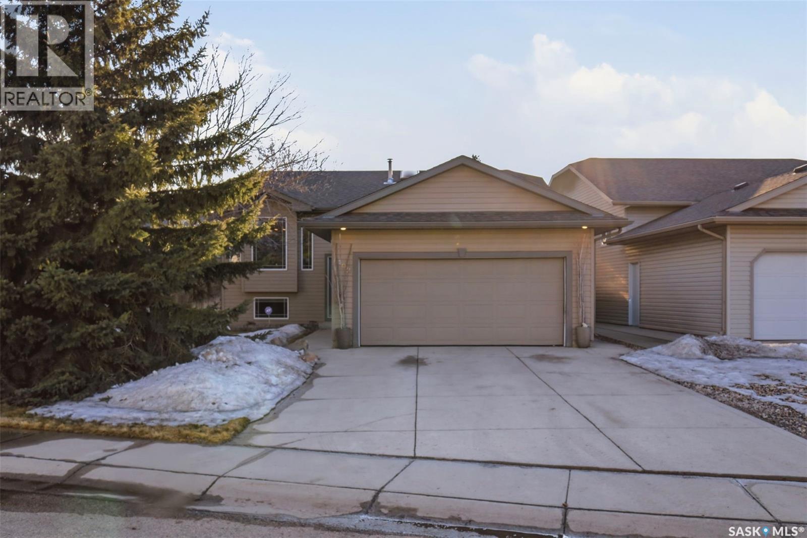 402 Overholt Crescent, Saskatoon, SK - Outdoor