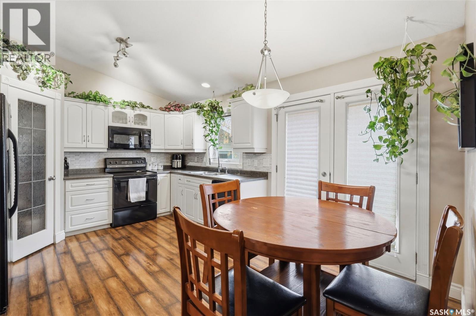402 Overholt Crescent, Saskatoon, SK - Indoor Photo Showing Dining Room