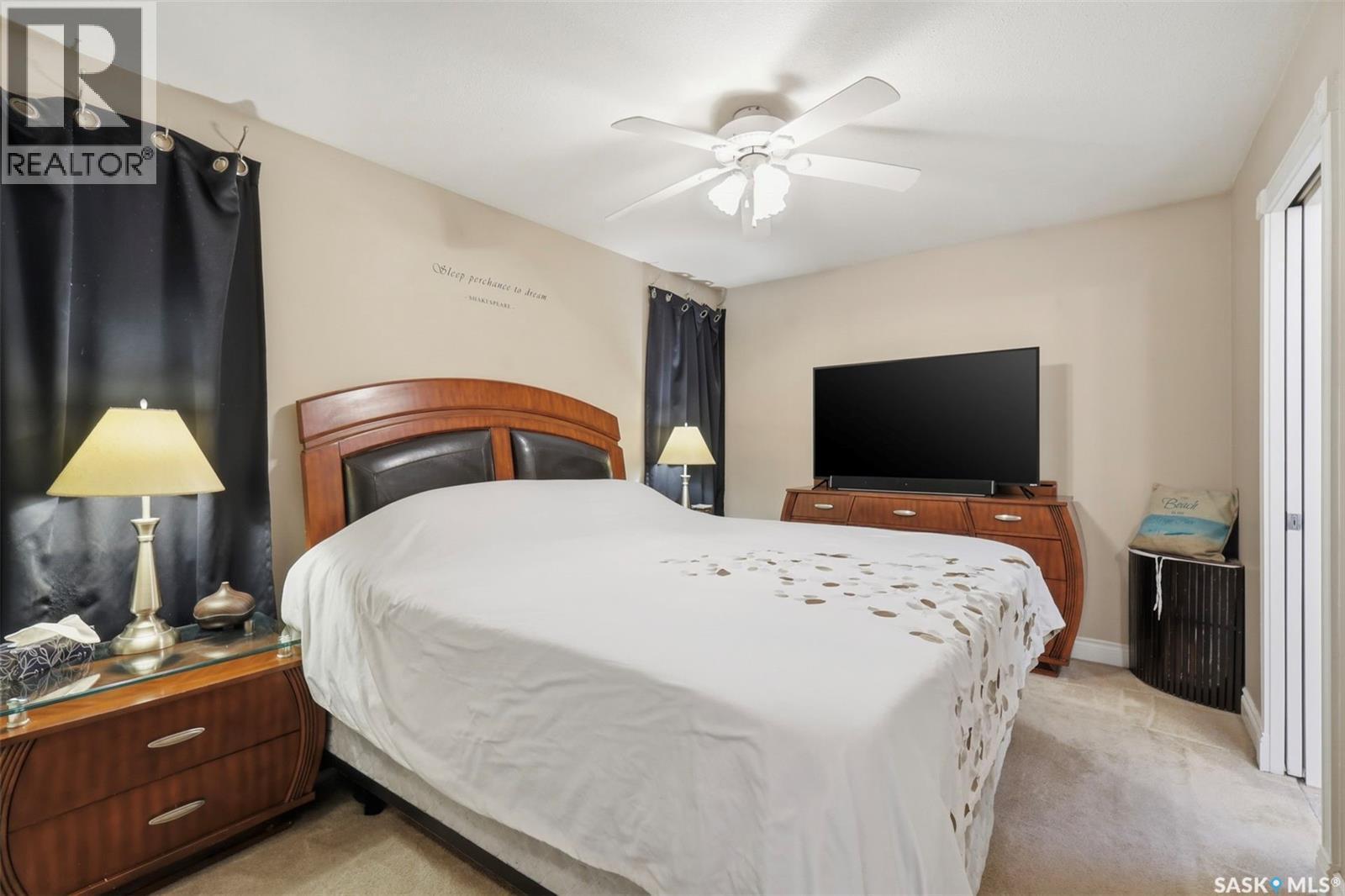 402 Overholt Crescent, Saskatoon, SK - Indoor Photo Showing Bedroom