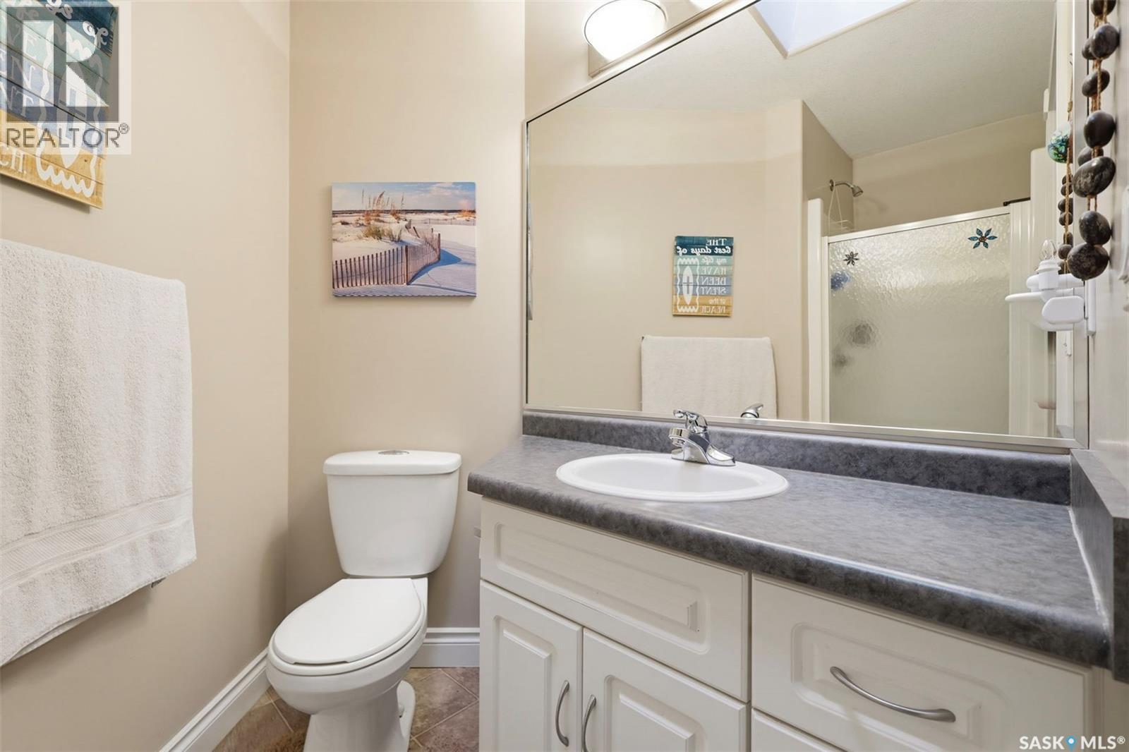 402 Overholt Crescent, Saskatoon, SK - Indoor Photo Showing Bathroom
