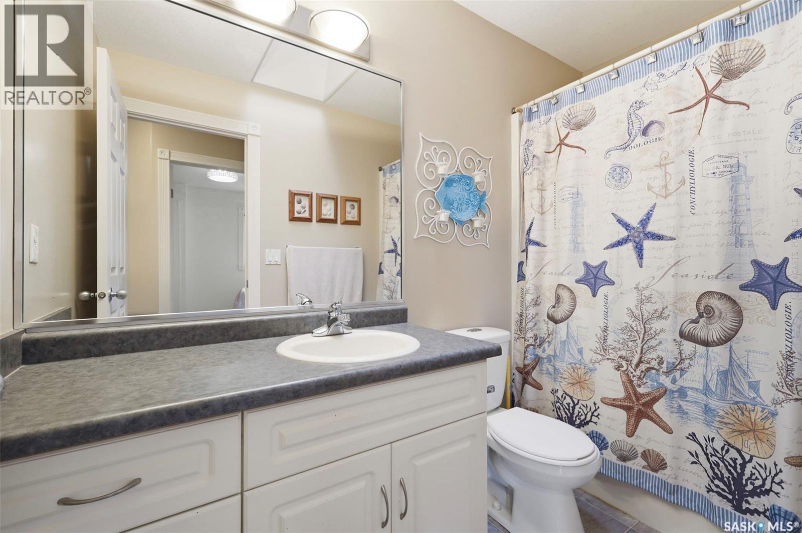 402 Overholt Crescent, Saskatoon, SK - Indoor Photo Showing Bathroom
