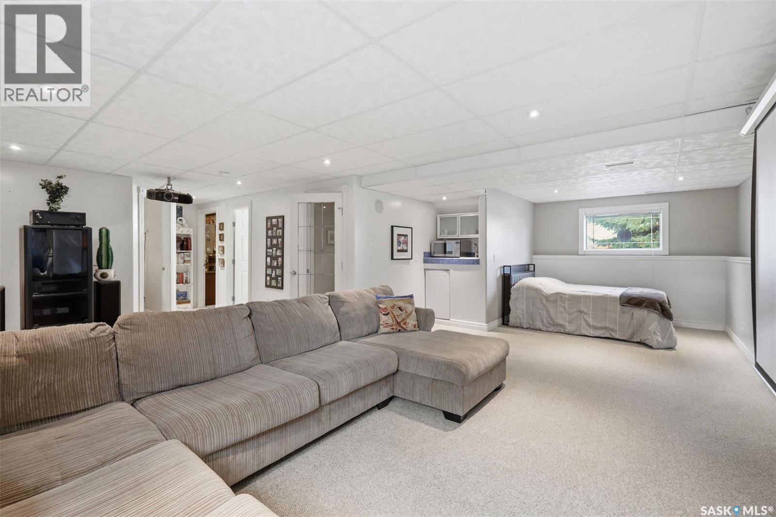 402 Overholt Crescent, Saskatoon, SK - Indoor Photo Showing Living Room