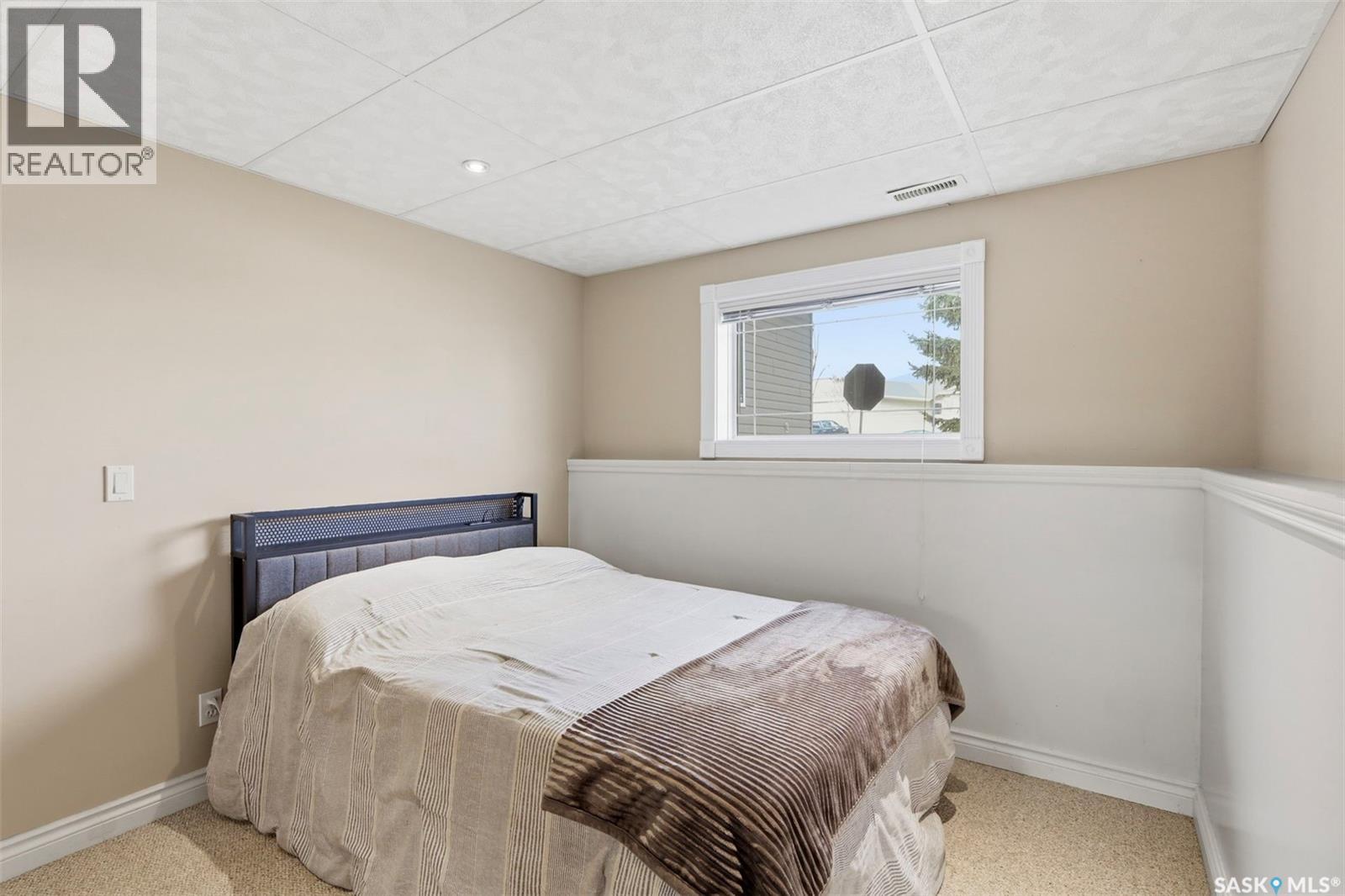 402 Overholt Crescent, Saskatoon, SK - Indoor Photo Showing Bedroom