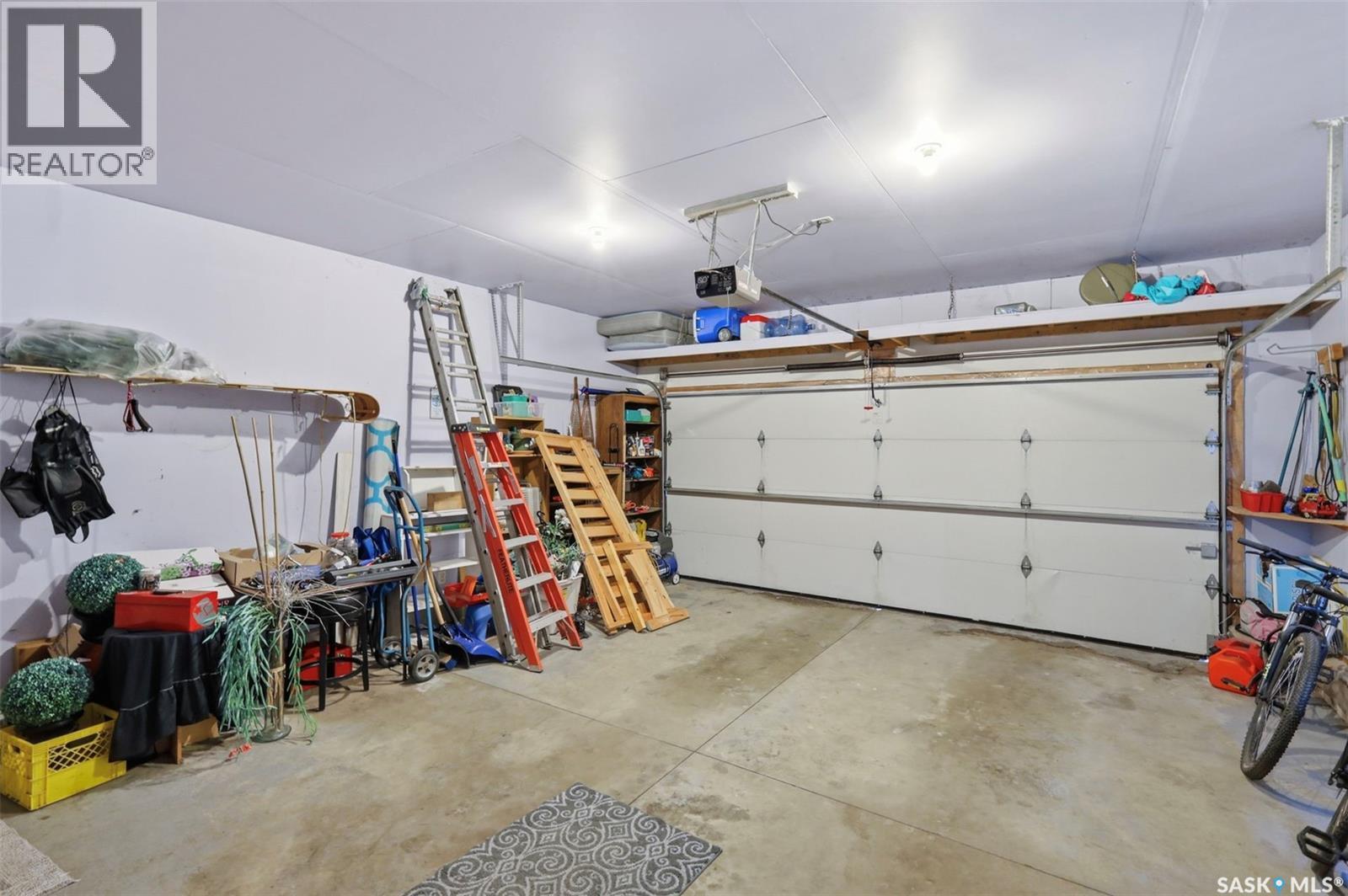 402 Overholt Crescent, Saskatoon, SK - Indoor Photo Showing Garage