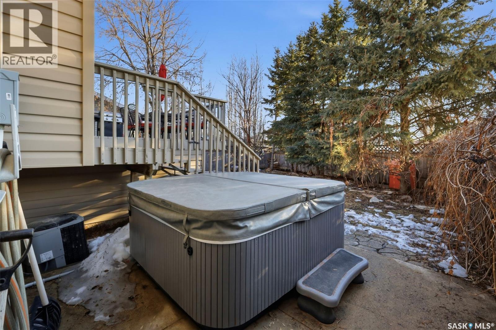 402 Overholt Crescent, Saskatoon, SK - Outdoor