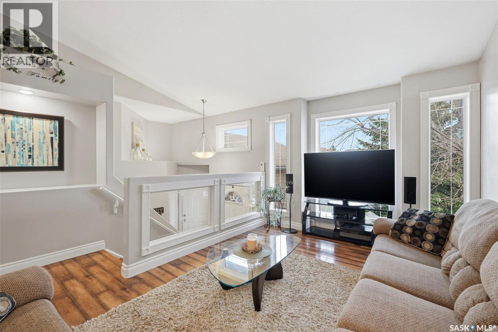 402 Overholt Crescent, Saskatoon, SK - Indoor Photo Showing Living Room