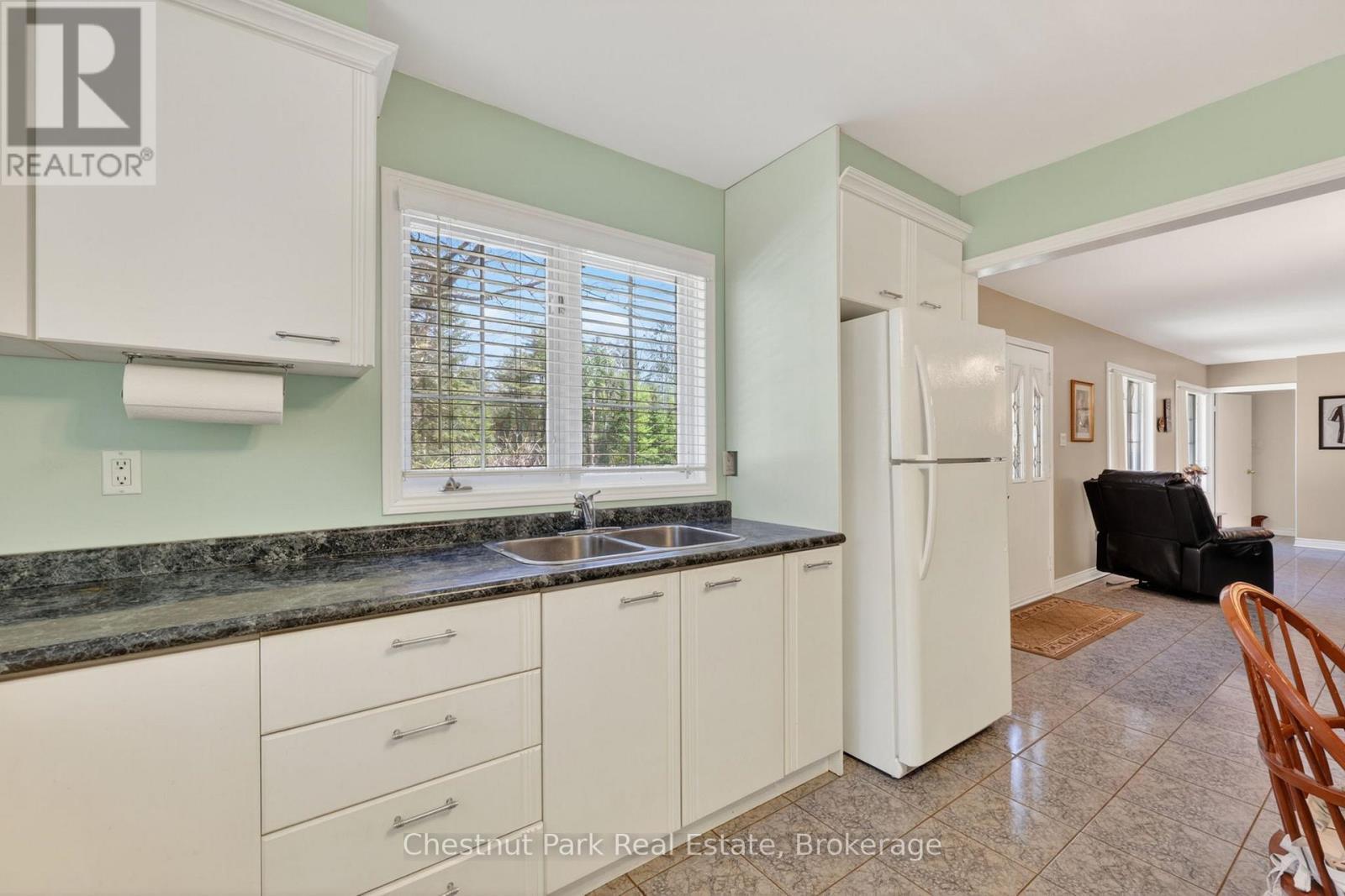 50 Vincent Circle, Tiny (Wyevale), ON - Indoor Photo Showing Kitchen With Double Sink