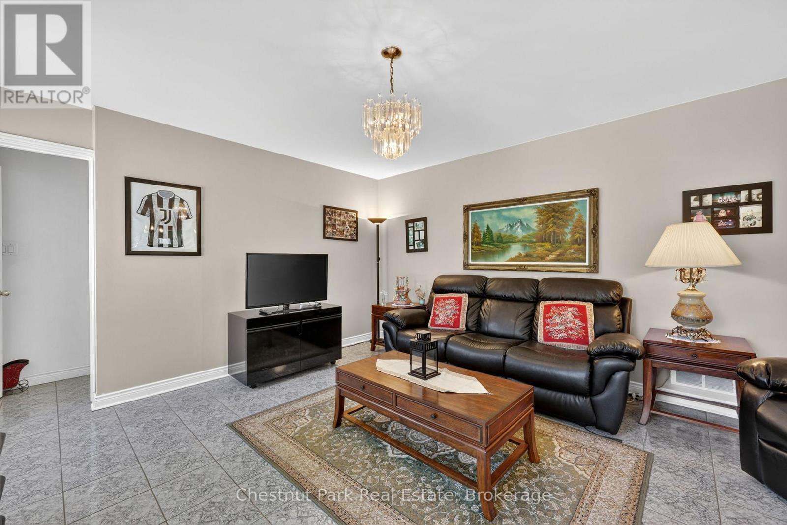 50 Vincent Circle, Tiny (Wyevale), ON - Indoor Photo Showing Living Room