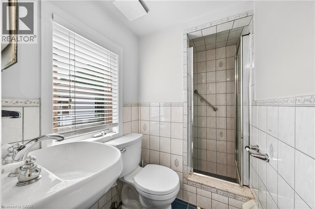 213 Stone Church Road W, Hamilton, ON - Indoor Photo Showing Bathroom