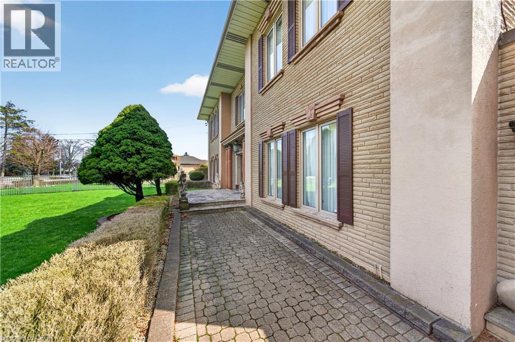 213 Stone Church Road W, Hamilton, ON - Outdoor