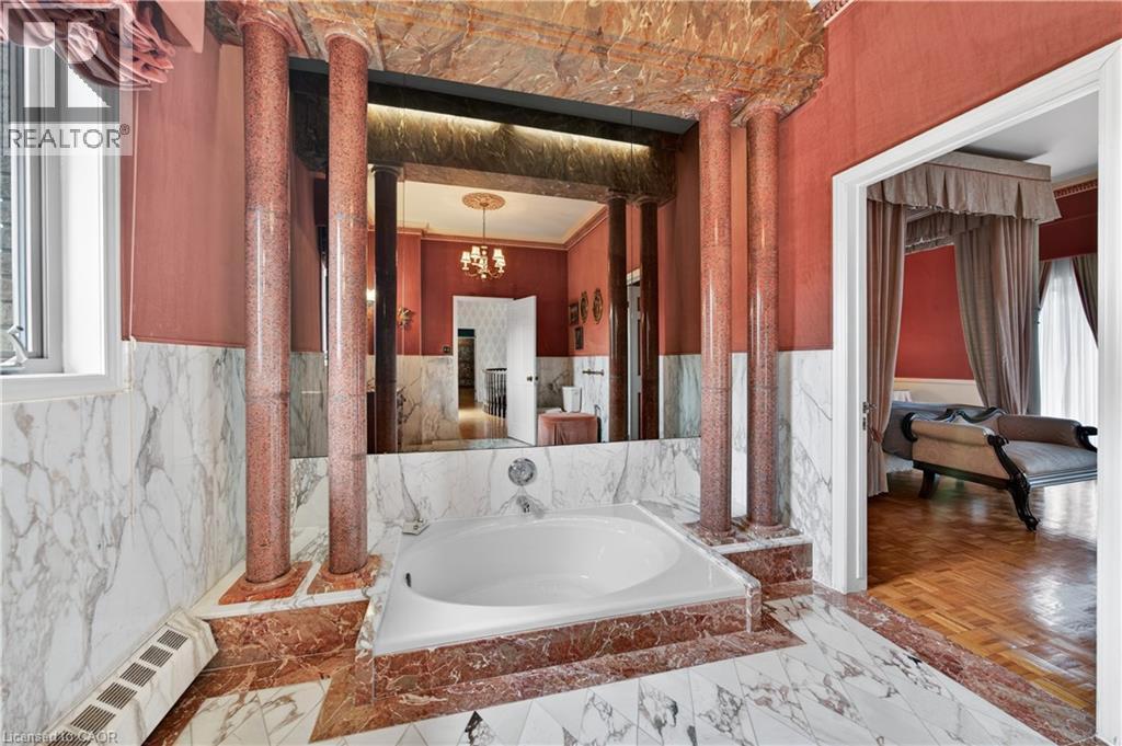 213 Stone Church Road W, Hamilton, ON - Indoor Photo Showing Bathroom